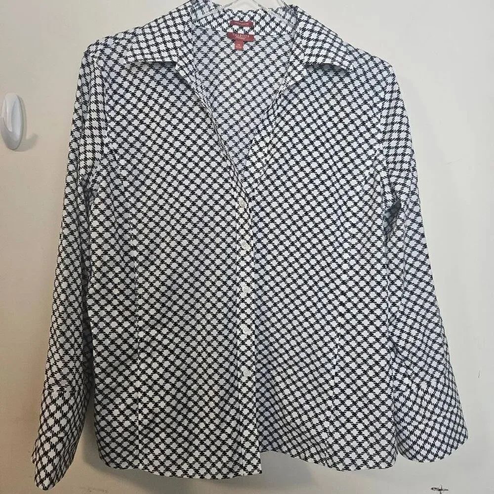 Talbots Long sleeve Button Front Button White Geometric Print Size 14 Wrinkle R - Picture 1 of 4